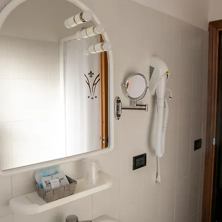Hotel La Food & Drink For Rent - No Reception -