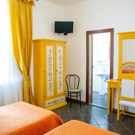 Hotel La Food & Drink For Rent - No Reception - *